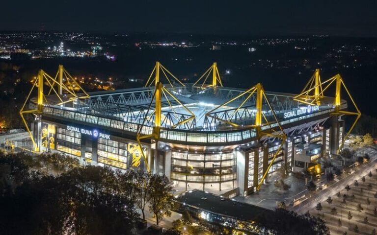 san-van-dong-cua-doi-bong-borussia-dortmund-co-ten-la-gi-3