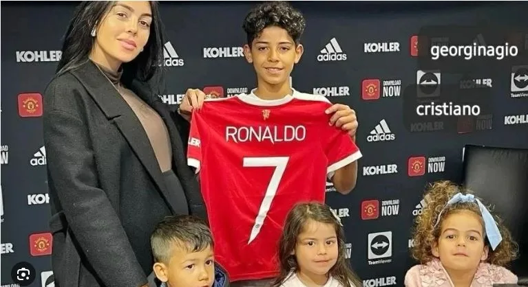 ban-do-bong-da-tre-con-trai-ronaldo-da-cho-doi-nao-c