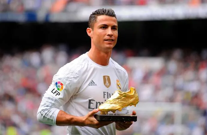 ronaldo-dat-chiec-giay-vang-chau-au-hanh-trinh-vi-dai-cua-huyen-thoai-ak