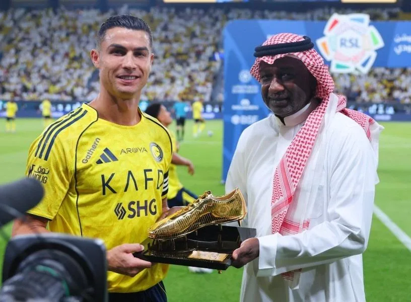 ronaldo-dat-chiec-giay-vang-chau-au-hanh-trinh-vi-dai-cua-huyen-thoai-ak